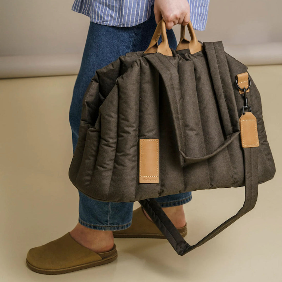 Lightweight Waterproof Pet Carrier Handbag For Outdoor Travel Use